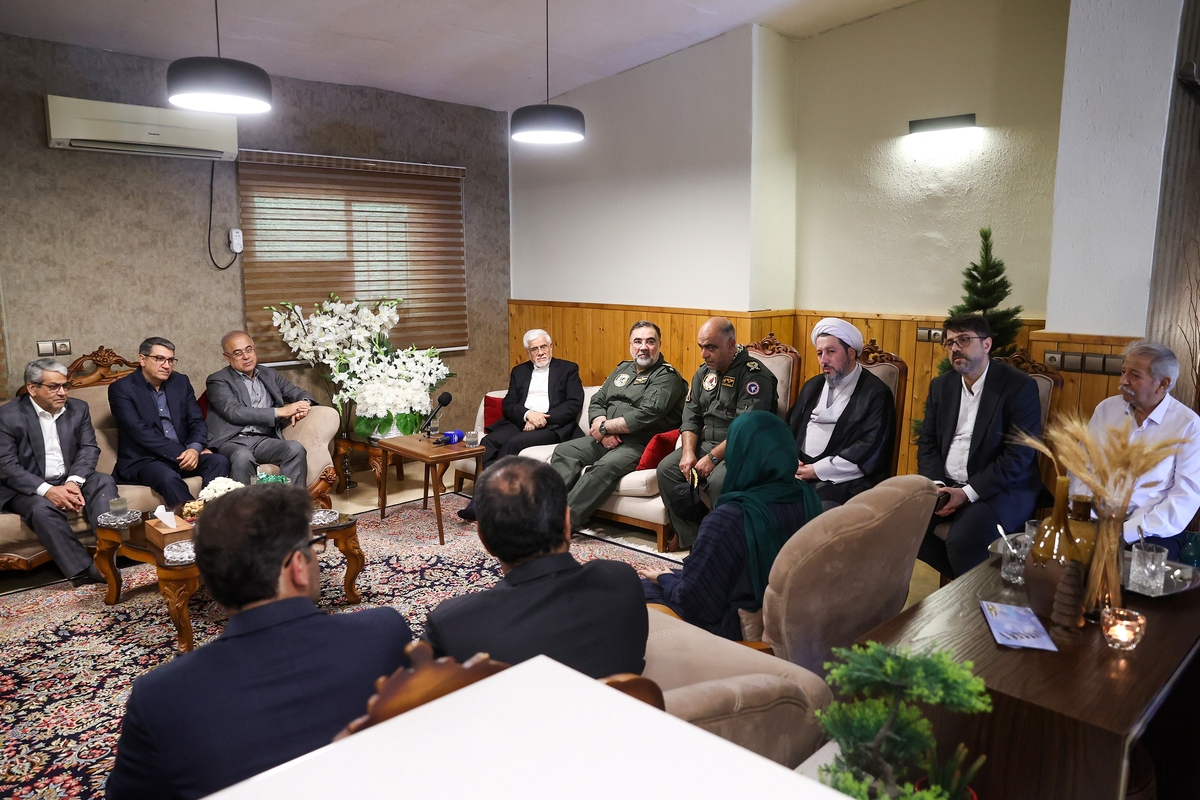 دیدار محمدرضا عارف با مصدومان و خانواده جانباختگان حادثه انفجار بندر شهید رجایی