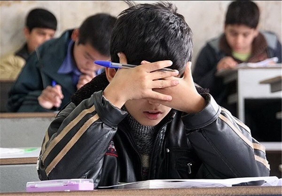 نارضایتی دانش‌آموزان از نظام آموزشی و پرتاب کتاب‌های درسی