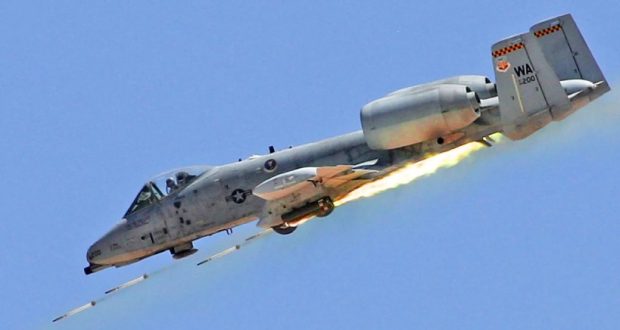 جنگنده A-10 افسانه‌ای در آستانه بازنشستگی به یک شکارچی پهپاد تبدیل شده است. این هواپیمای تهاجمی چگونه با راکت‌های لیزری ارزان‌قیمت، تهدیدات هوایی را نابود می‌کند؟