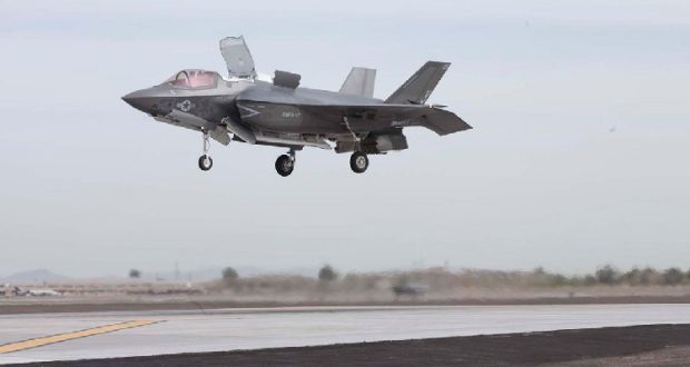 جنگنده F-35B لایتنینگ 2 با فناوری شگفتانگیز خود قابلیت نشست و برخاست عمودی را به نمایش میگذارد و قواعد نبرد هوایی را بازنویسی میکند.