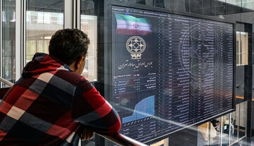 بورس تهران در آستانه سومین روز کاری هفته؛ تداوم افت شاخصها و خروج پول حقیقی