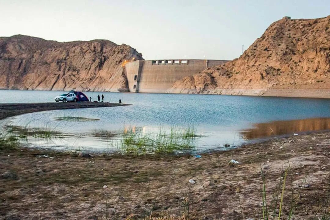 تصویری از نماینده مجلس در حال گفتگو