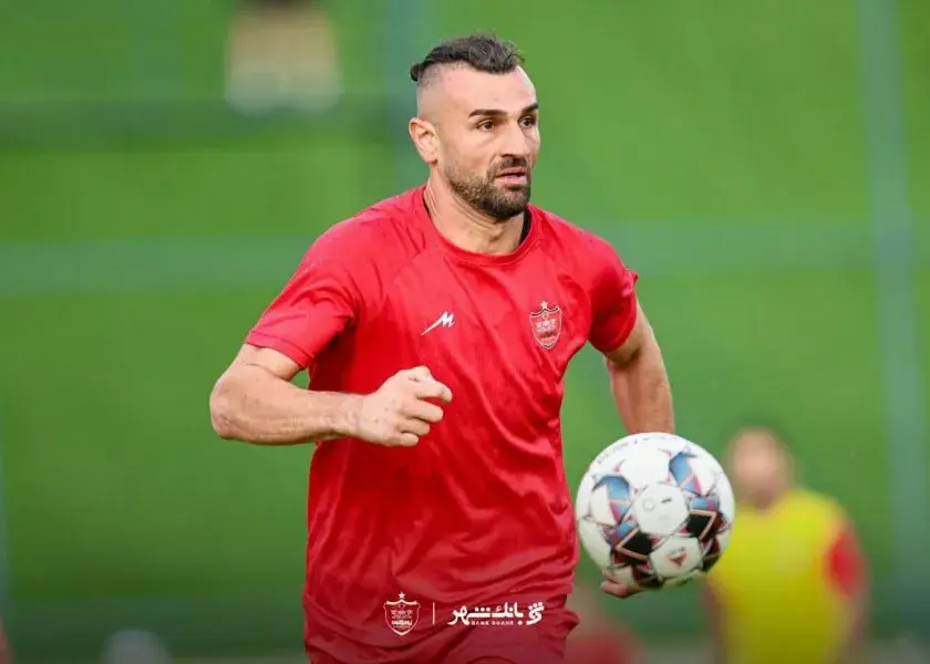 سردار دورسون در حال صحبت با خبرنگاران
