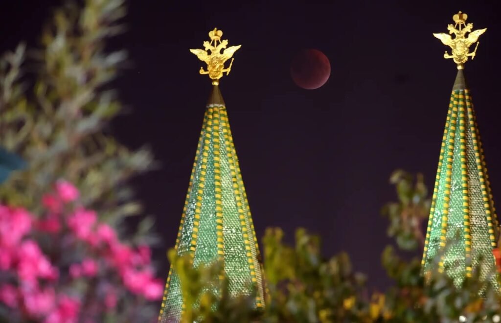 ماه خونین بالای کاخ کرملین روسیه