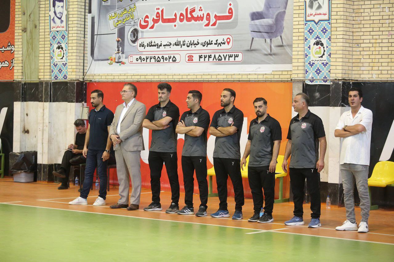 بازیکنان تیم فوتسال سن ایچ ساوه در حال بازی
