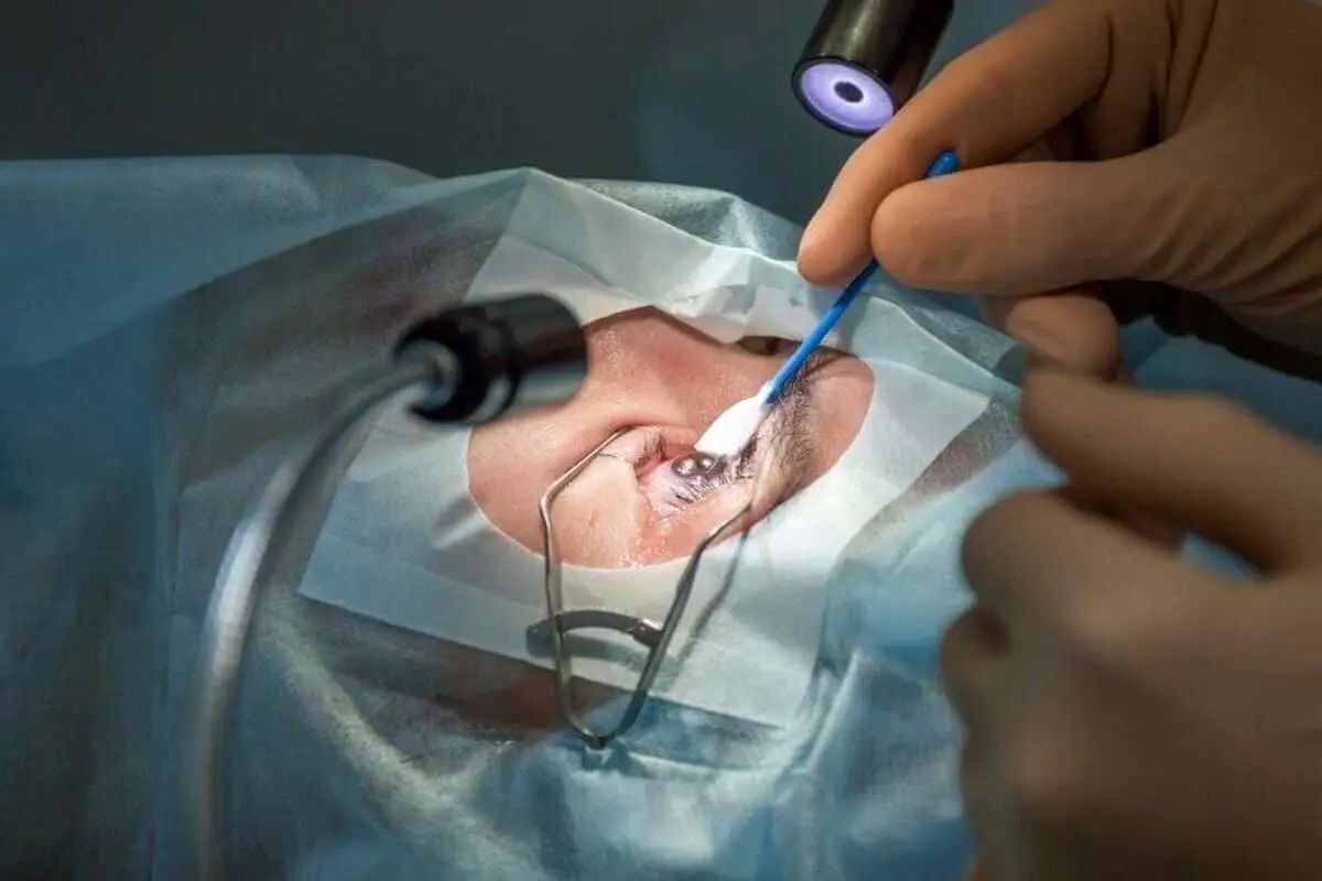 تصویری نمادین از یک محیط پزشکی یا بیمارستانی