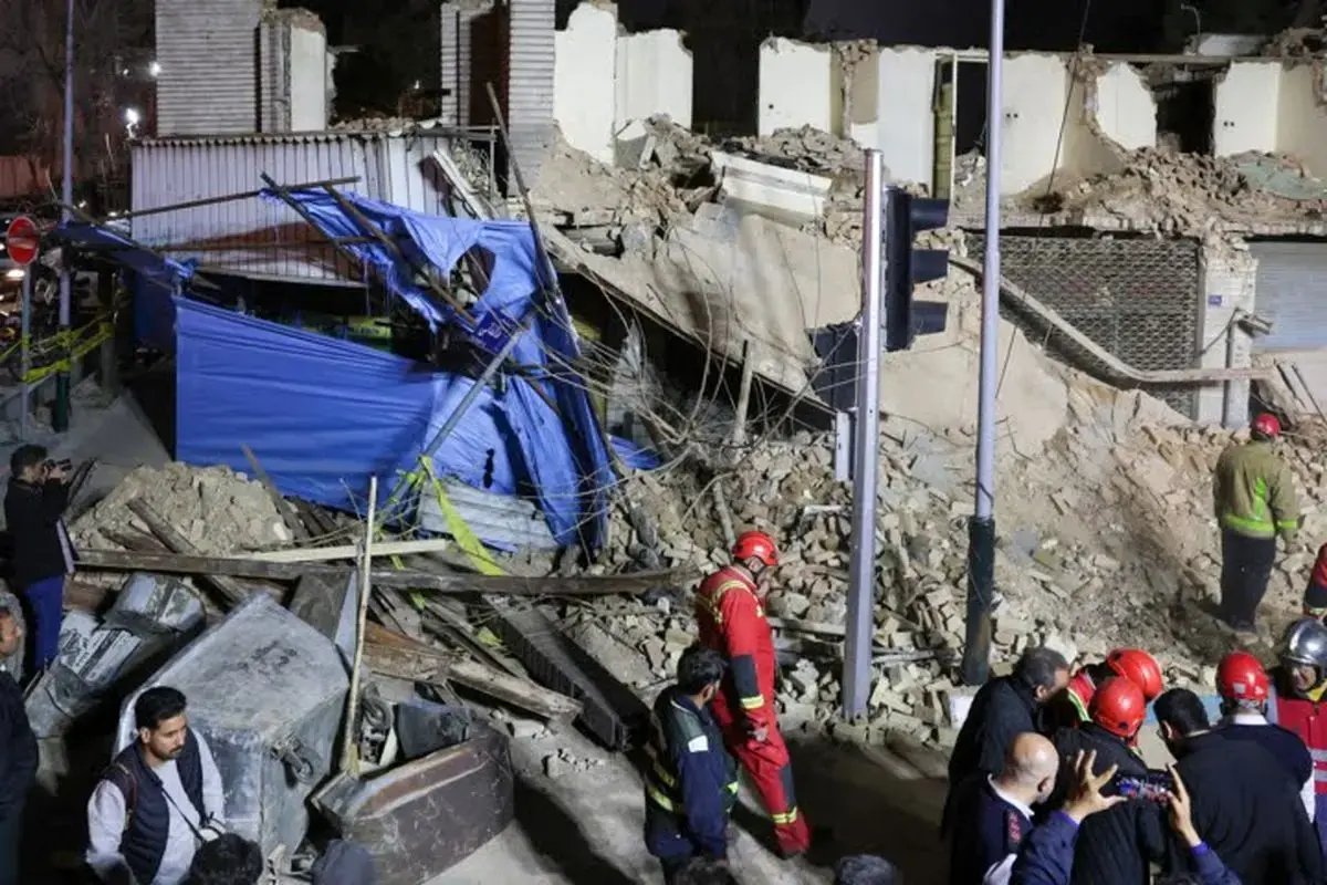 نجات ۴ نفر از زیر آوار ساختمان فروریخته در تهران؛ عملیات جستجو ادامه دارد
