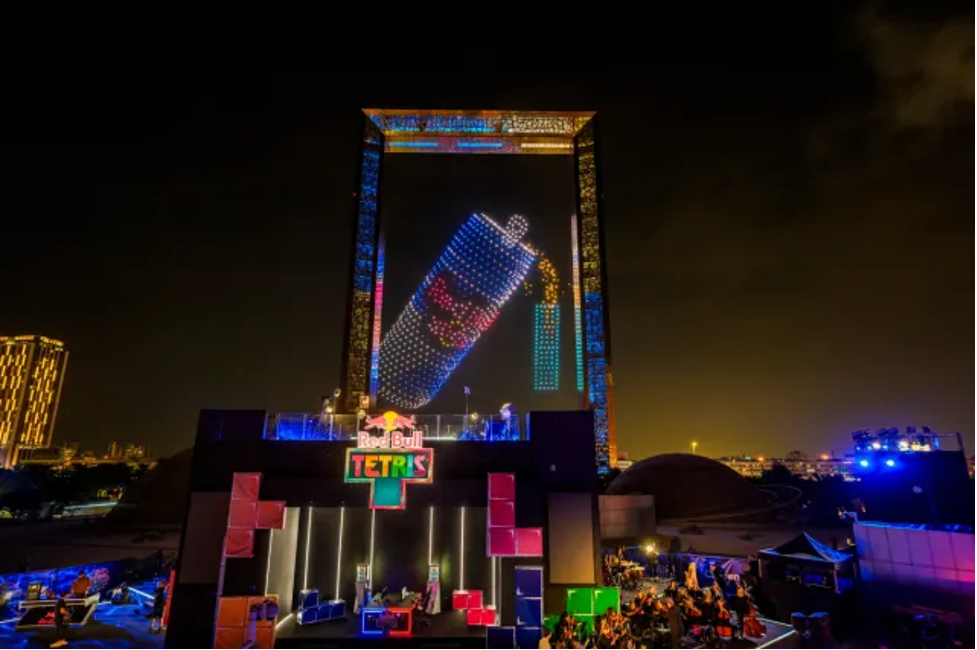 ردبول فینال جهانی Tetris را با ۲۸۰۰ پهپاد بر فراز قاب دبی به نمایش گذاشت