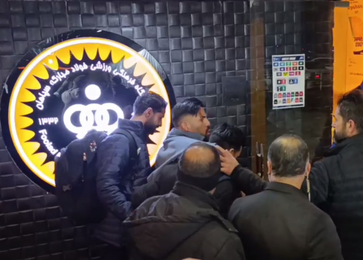 آرش رضاوند در حال خروج از ورزشگاه