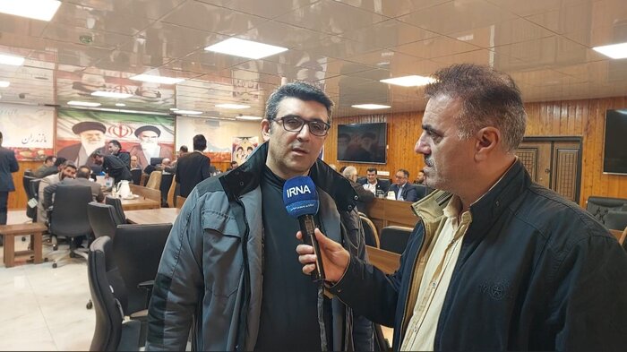 تصویری از فعال محیط زیست در حال گفتگو