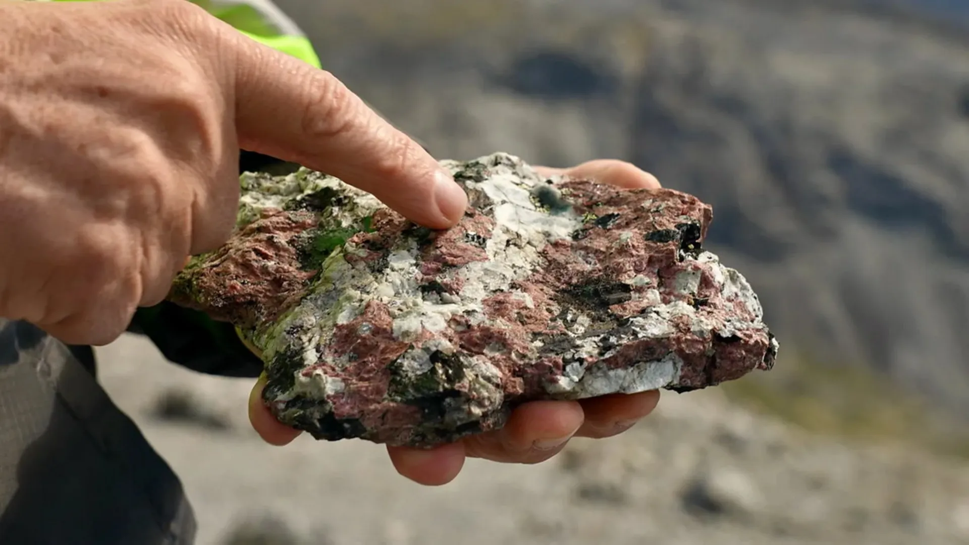 نمونه سنگی حاوی عناصر کمیاب، Black Arfvedsonite و White Feldspar