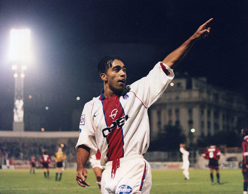پاتریس لوکو در حال بازی برای پاری‌سن‌ژرمن