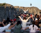 عذرخواهی لولولمون پس از جنجال استفاده از طبل ژاپنی در دیوار بزرگ چین